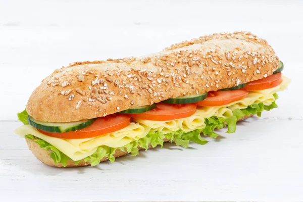 Baguette de grains entiers Sandwich au fromage sur planche de bois — Photo
