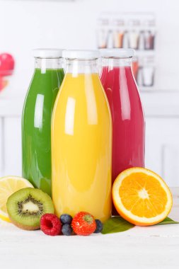 Suyu portakal güler yüzlü smoothies mutfak şişe portre forma içinde