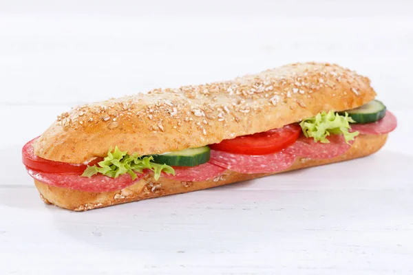 Sandwich całe ziarna zbóż Bagietka z salami szynka na drewniane b — Zdjęcie stockowe