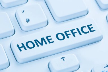 Coronavirus corona virüsü virüs enfeksiyonu bilgisayar klavyesi interneti üzerinde çalışıyor.