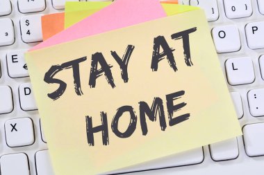 Evde kal Corona virüsü Coronavirus COVID-19 COVID sağlık hizmeti mesaj işi konsepti bilgisayar klavyesi