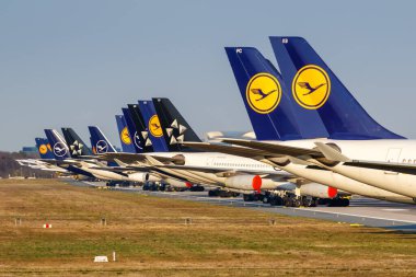 Frankfurt, Almanya 7 Nisan 2020 Coronavirus Corona Virüsü COVID-19 sırasında Almanya 'daki Frankfurt havaalanında (FRA) depolanan Lufthansa uçaklarının kuyruğu.