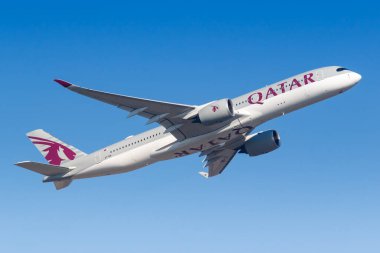 Frankfurt, Almanya 7 Nisan 2020 Katar Airways Airbus A350-900 uçağı Frankfurt havaalanında (FRA). Airbus, Toulouse, Fransa merkezli bir Avrupalı uçak üreticisi..