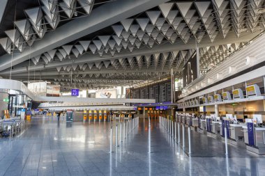 Frankfurt, Almanya 7 Nisan 2020 Coronavirus Corona Virüsü COVID-19 sırasında Almanya 'daki Frankfurt havaalanında (FRA) Boş Terminal 1.