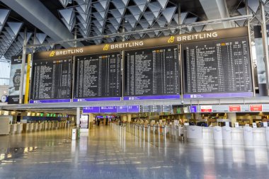 Frankfurt, Almanya 7 Nisan 2020 Coronavirus Corona Virüsü COVID-19 sırasında Almanya 'daki Frankfurt havaalanında (FRA) Boş Terminal 1.