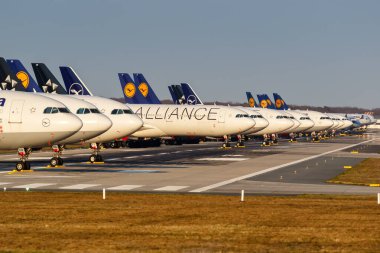 Frankfurt, Almanya 7 Nisan 2020 Coronavirus Corona Virüs COVID-19 sırasında Frankfurt havaalanında (FRA) Lufthansa uçakları depoladı..