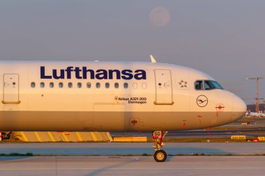 Frankfurt, Almanya 7 Nisan 2020 Lufthansa Airbus A321 uçağı Frankfurt havaalanında (FRA). Airbus, Toulouse, Fransa merkezli bir Avrupalı uçak üreticisi..