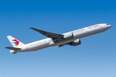 Frankfurt, Almanya 7 Nisan 2020 Çin Doğu Havayolları Boeing 777-300ER uçağı Frankfurt havaalanında (FRA). Boeing, merkezi Chicago 'da bulunan bir Amerikan uçak üreticisi..