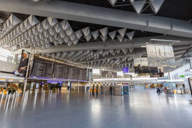 Frankfurt, Almanya 7 Nisan 2020 Coronavirus Corona Virüsü COVID-19 sırasında Almanya 'daki Frankfurt havaalanında (FRA) Boş Terminal 1.
