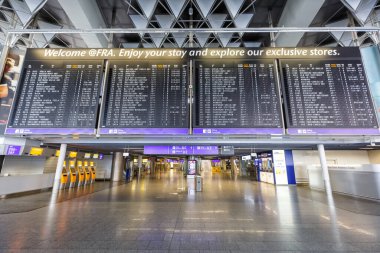 Frankfurt, Almanya 7 Nisan 2020 Coronavirus Corona Virüsü COVID-19 sırasında Almanya 'daki Frankfurt havaalanında (FRA) Boş Terminal 1.