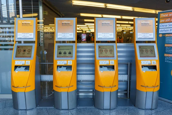 Francfort Allemagne Avril 2020 Lufthansa Distributeurs Automatiques Enregistrement Aéroport Francfort — Photo