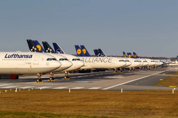 Φρανκφούρτη Γερμανία Απριλίου 2020 Αποθηκευμένα Αεροπλάνα Της Lufthansa Κατά Διάρκεια — Φωτογραφία Αρχείου
