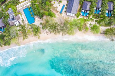 Seyşeller plajı Mahe adası lüks yüzme havuzu deniz insansız hava aracı görüntüsü hava manzarası