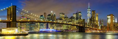 New York City gökyüzü gecesi Manhattan şehri panoramik manzara Brooklyn Köprüsü Dünya Ticaret Merkezi WTC