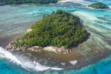 Seyşeller adası doğa tatilleri. Cennet resmi. Okyanus havadan fotoğraf seyahati.