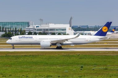 Münih, Almanya 20 Temmuz 2019 Lufthansa Airbus A350-900 uçağı Münih havaalanında (MUC). Airbus, Toulouse, Fransa merkezli bir Avrupalı uçak üreticisi..