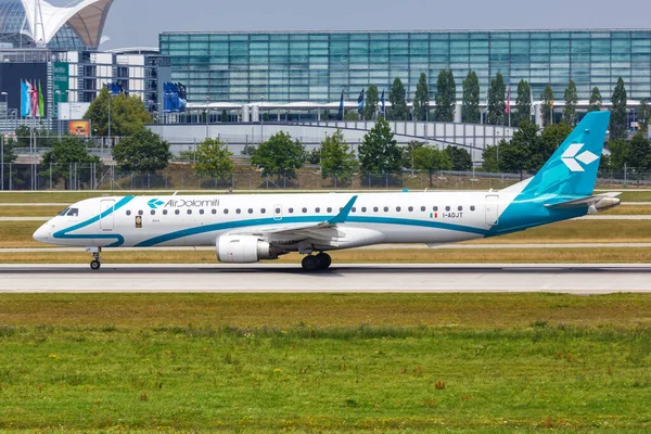 Münih, Almanya 20 Temmuz 2019 Air Dolomiti Embraer ERJ 195 Münih havaalanı (MUC).