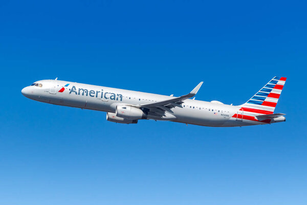 Нью-Йорк, Нью-Йорк 1 марта 2020 года Самолет American Airlines Airbus A321 в аэропорту Нью-Йорка JFK (JFK) в США
.