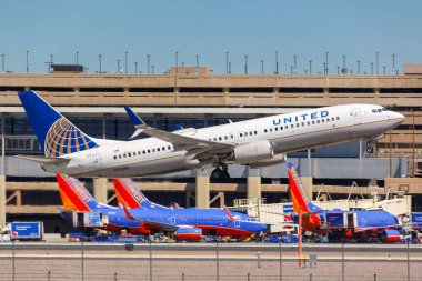 Phoenix, Arizona 8 Nisan 2019 United Airlines Boeing 737-800 uçağı Phoenix Sky Harbor Havalimanı 'nda (PHX). Boeing, merkezi Chicago 'da bulunan bir Amerikan uçak üreticisi..