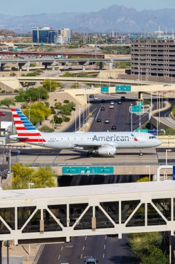 Phoenix, Arizona 8 Nisan 2019 American Airlines Airbus A320 uçağı Phoenix Sky Harbor Havalimanı 'nda (PHX). Airbus, Toulouse, Fransa merkezli bir Avrupalı uçak üreticisi..