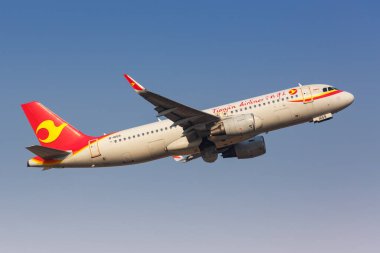 Tianjin, Çin, 29 Eylül 2019 Tianjin Airlines Airbus A320 uçağı Tianjin havaalanında (TSN). Airbus, Toulouse, Fransa merkezli bir Avrupalı uçak üreticisi..