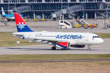 Stuttgart, Almanya 21 Mart 2019 Air Serbia Airbus A319 uçağı Almanya 'daki Stuttgart havaalanında (STR).