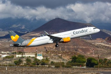 Tenerife, İspanya 23 Kasım 2019 Condor Airbus A321 uçağı Tenerife Güney Havaalanı 'nda (TFS). Airbus, Toulouse, Fransa merkezli bir Avrupalı uçak üreticisi..