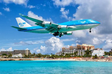 Sint Maarten, Hollanda Antilleri 18 Eylül 2016 KLM Asia Royal Dutch Airlines Boeing 747-400 uçağı Hollanda 'daki Sint Maarten havaalanında (SXM).