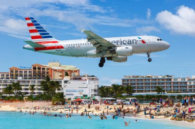 Sint Maarten, Hollanda Antilleri 17 Eylül 2016 Amerikan Havayolları Airbus A319 uçağı Hollanda 'daki Sint Maarten havaalanında (SXM).