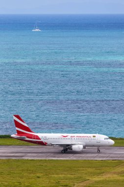 Mahe, Seyşeller 4 Şubat 2020 Air Mauritius Airbus A319 uçağı Seyşeller 'deki Mahe havaalanında (SEZ). Airbus, Toulouse, Fransa merkezli bir Avrupalı uçak üreticisi..
