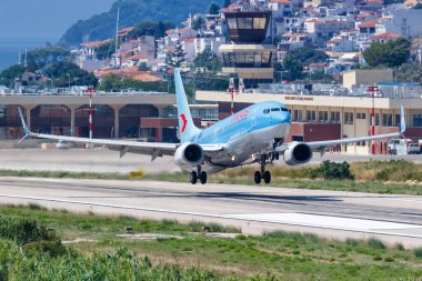 Skiathos, Yunanistan 29 Temmuz 2019 Neos Boeing 737-800 uçağı Yunanistan Skiathos Havaalanı 'nda (JSI). Boeing, merkezi Chicago 'da bulunan bir Amerikan uçak üreticisi..