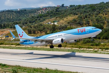 Skiathos, Yunanistan 2 Ağustos 2019 TUI Boeing 737-800 uçağı Yunanistan Skiathos havaalanında (JSI). Boeing, merkezi Chicago 'da bulunan bir Amerikan uçak üreticisi..