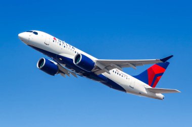 New York City, New York 1 Mart 2020 Delta Air Lines Airbus A220-100 uçakları New York JFK havaalanında (JFK). Airbus, Toulouse, Fransa merkezli bir Avrupalı uçak üreticisi..