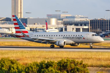 Los Angeles, Kaliforniya 14 Nisan 2019 American Eagle Compass Airlines Embraer 175 sefer sayılı Los Angeles Uluslararası Havalimanı.