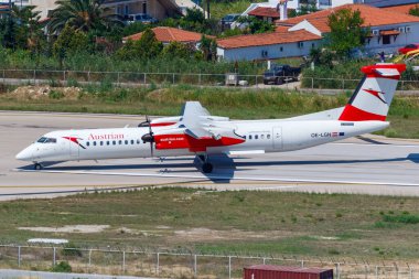 Skiathos, Yunanistan 27 Temmuz 2019 Avusturya Hava Yolları Bombardıman uçağı DHC-8-400 Yunanistan Skiathos havaalanında (JSI).