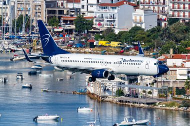 Skiathos, Yunanistan 29 Temmuz 2019 Mavi Panorama Boeing 737-800 uçağı Yunanistan Skiathos Havaalanı 'nda (JSI). Boeing, merkezi Chicago 'da bulunan bir Amerikan uçak üreticisi..