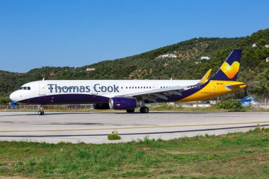 Skiathos, Yunanistan 28 Temmuz 2019 Thomas Cook Airlines Airbus A321 uçağı Yunanistan Skiathos havaalanında (JSI). Airbus, Toulouse, Fransa merkezli bir Avrupalı uçak üreticisi..