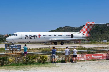 Skiathos, Yunanistan 29 Temmuz 2019 Volotea Boeing 717 uçağı Yunanistan Skiathos havaalanında (JSI). Boeing, merkezi Chicago 'da bulunan bir Amerikan uçak üreticisi..