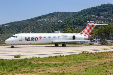 Skiathos, Yunanistan 31 Temmuz 2019 Volotea Boeing 717 uçağı Yunanistan Skiathos havaalanında (JSI). Boeing, merkezi Chicago 'da bulunan bir Amerikan uçak üreticisi..