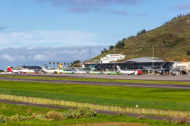 Tenerife, İspanya 25 Kasım 2019 İspanya 'da Tenerife Kuzey Havaalanı' nda uçaklar.