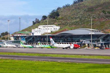 Tenerife, İspanya 25 Kasım 2019 İspanya 'da Tenerife Kuzey Havaalanı' nda uçaklar.