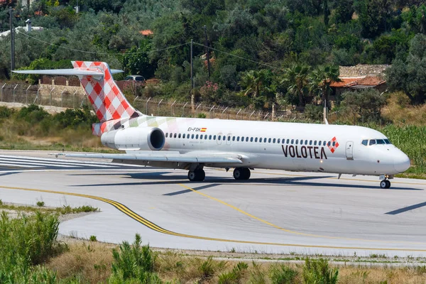 Skiathos, Yunanistan 29 Temmuz 2019 Volotea Boeing 717 uçağı Yunanistan Skiathos havaalanında (JSI). Boeing, merkezi Chicago 'da bulunan bir Amerikan uçak üreticisi..