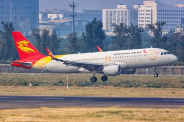 Pekin, Çin 2 Ekim 2019 Capital Airlines Airbus A320 uçağı Pekin Capital Havalimanı 'nda (PEK). Airbus, Toulouse, Fransa merkezli bir Avrupalı uçak üreticisi..