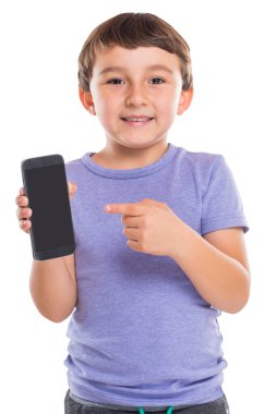 Akıllı telefonlu akıllı cep telefonu reklamını gösteren küçük bir çocuk beyaz arka planda izole edilmiş bir cep telefonu pazarlama reklamı.