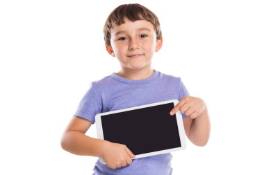 Küçük çocuk tablet bilgisayar bilgisine işaret ediyor. Reklam reklamları beyaz arka planda izole edilmiş.