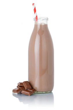 Beyaz arka planda izole edilmiş taze çikolatalı milkshake saman şişesi.