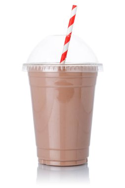 Beyaz arka planda izole edilmiş bir fincanda çikolatalı milkshake pipeti.