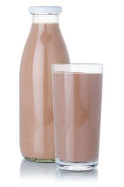 Taze çikolatalı milkshake milkshake bardağı ve beyaz arka planda izole edilmiş şişe.