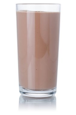 Beyaz arka planda izole edilmiş taze çikolatalı milkshake bardağı.