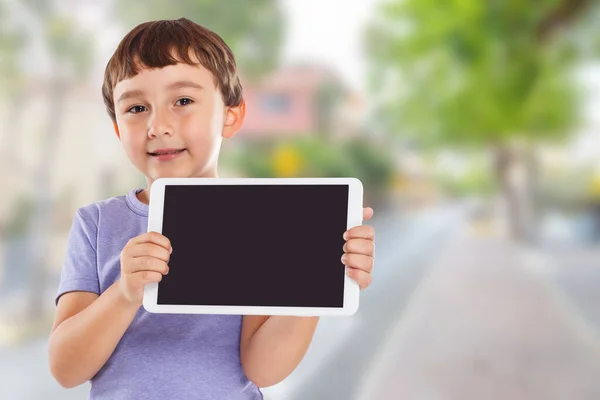 Küçük Çocuk Elinde Tablet Bilgisayar Tutuyor Kopya Uzay Kopyalama Uzay — Stok fotoğraf